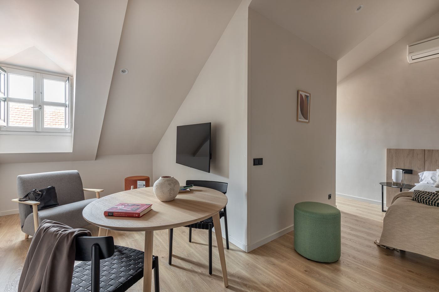 Room-Mate-Laura-Room-11