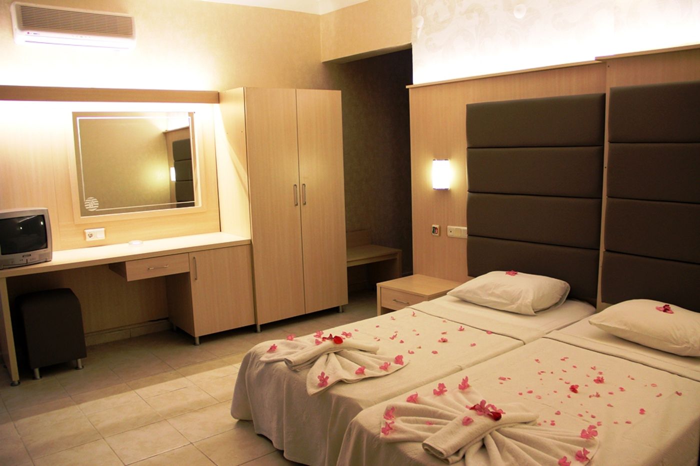 Oz-Can Hotel & Family Suites