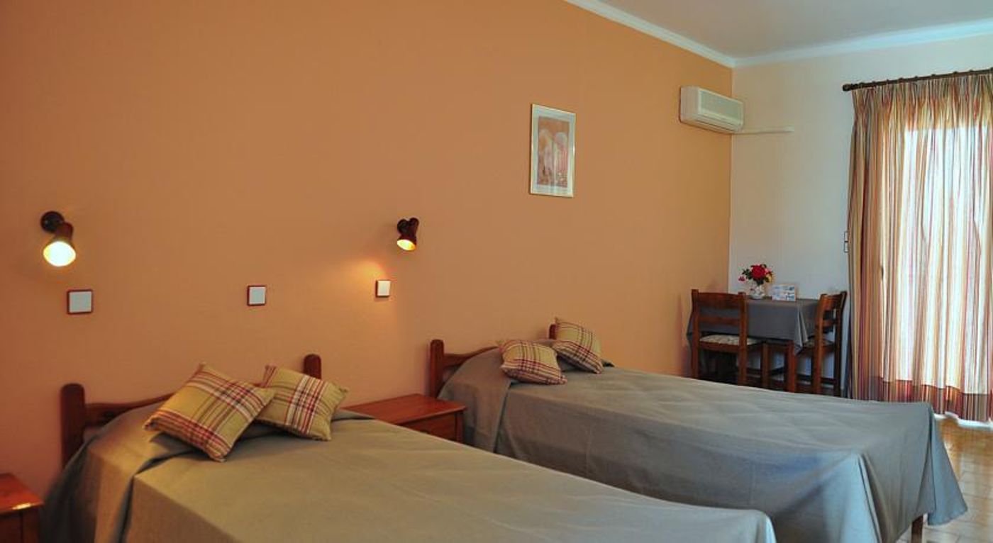 Sandy's Studios & Log Villas