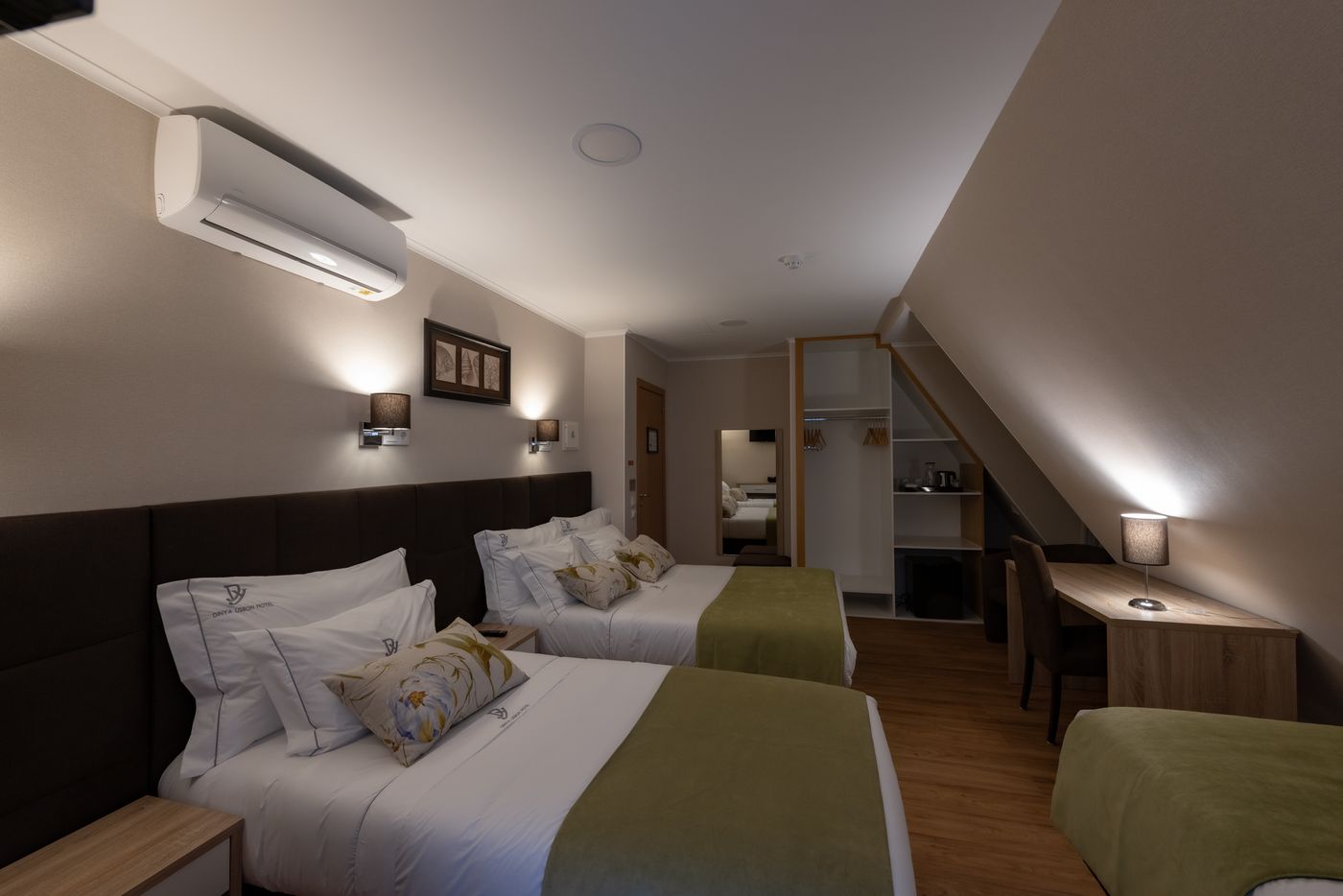 Dinya-Lisbon-Hotel---Lounge-Bar-Room-26