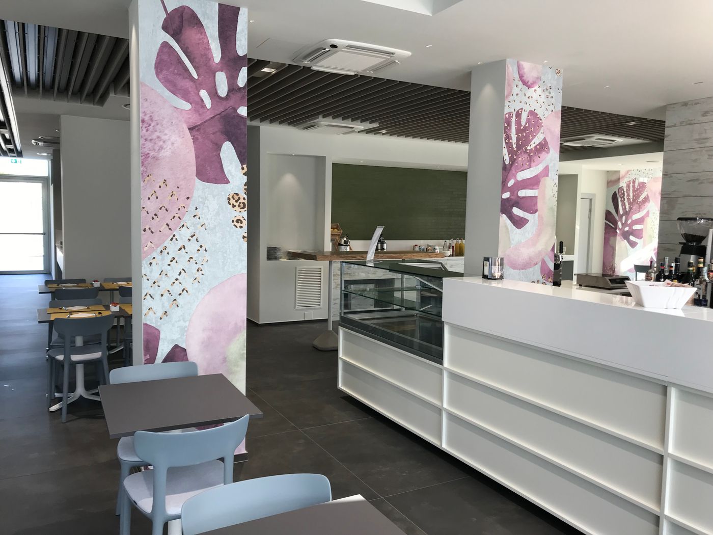 Youmami--Lifestyle-Suite-Hotel-Bar-10