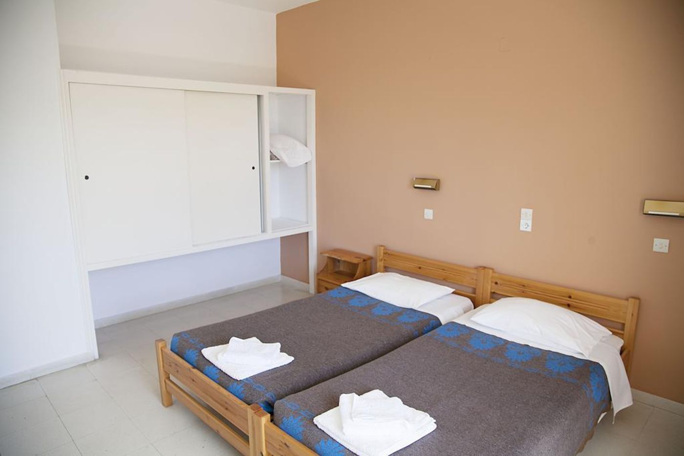 Manolis-Studios-Room-16