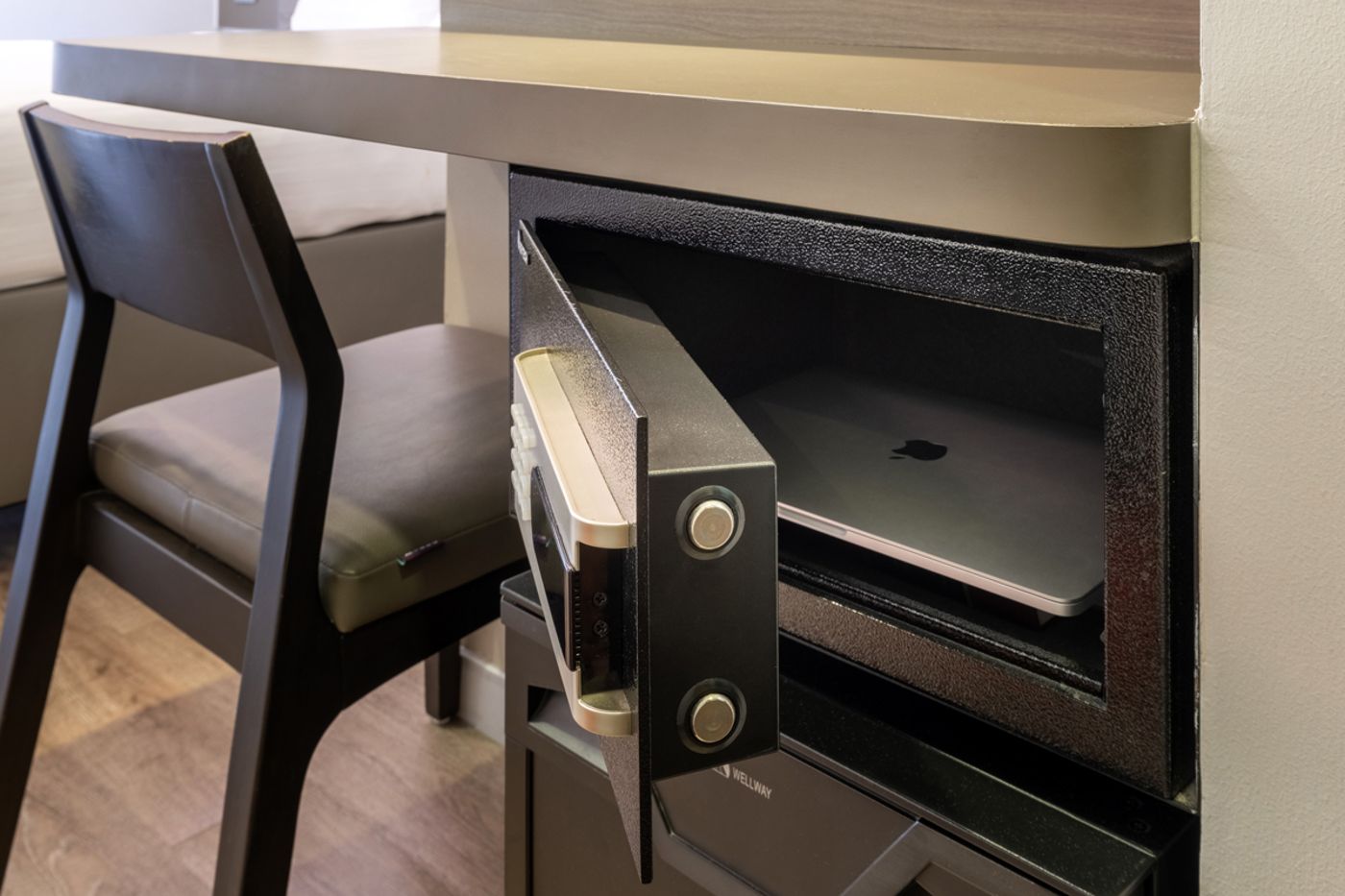 Red-Planet-Bangkok-Surawong-Room-14