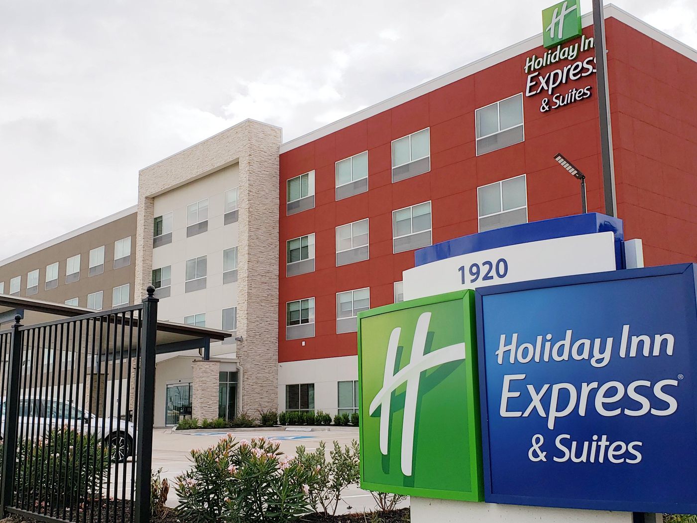 Holiday Inn Express & Suites Houston IAH Beltway 8-United States-HOUSTON-General view-1