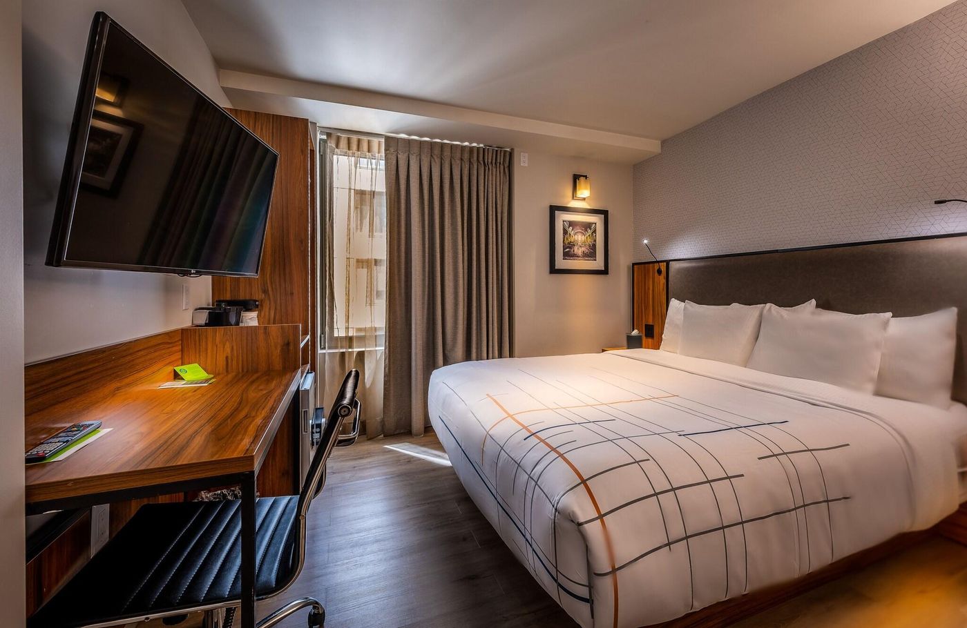 La-Quinta-Inn-and-Suites-Times-Square-South-Room-17