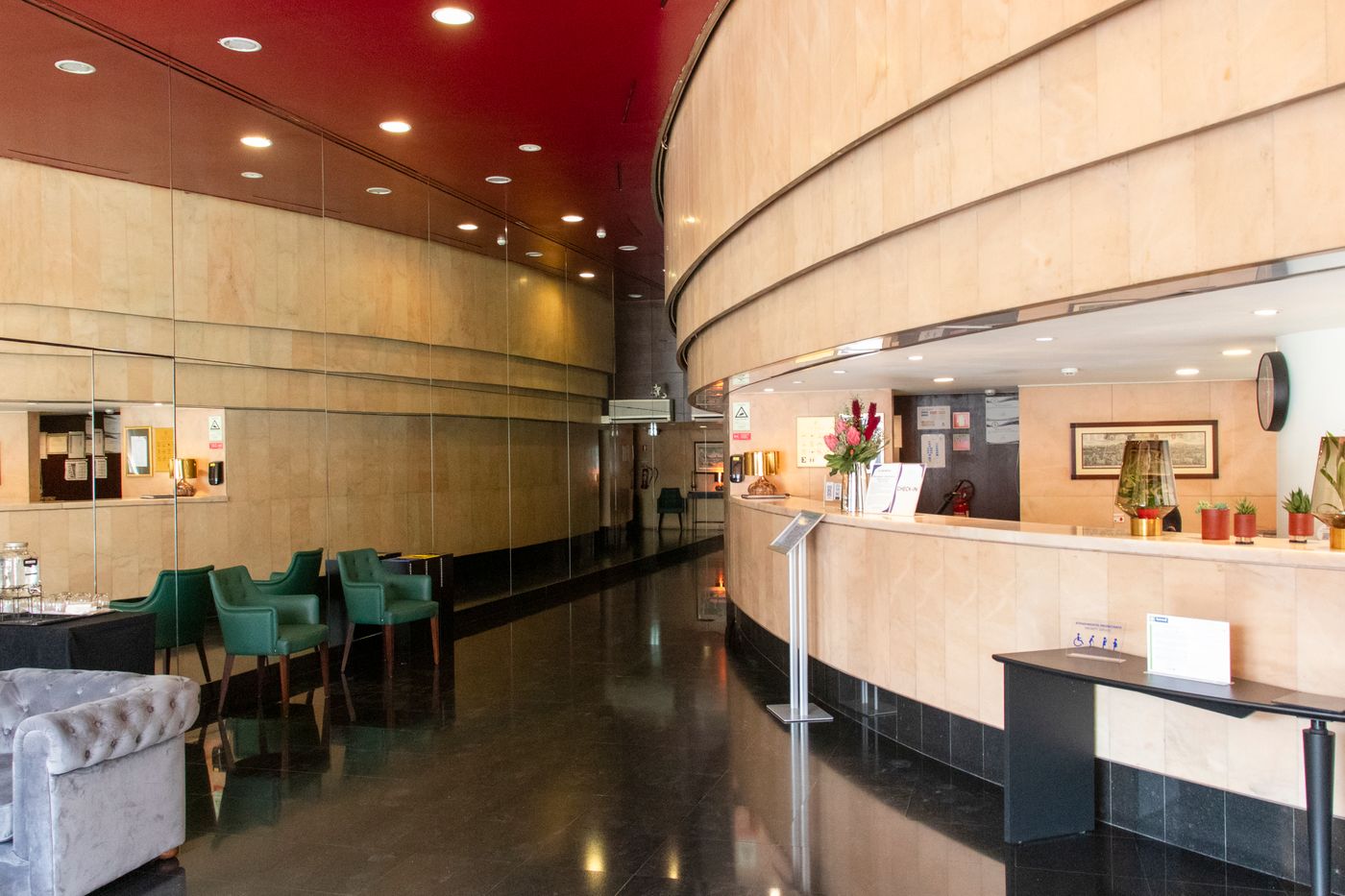 VIP-Executive-Suites-Eden-Lobby-10