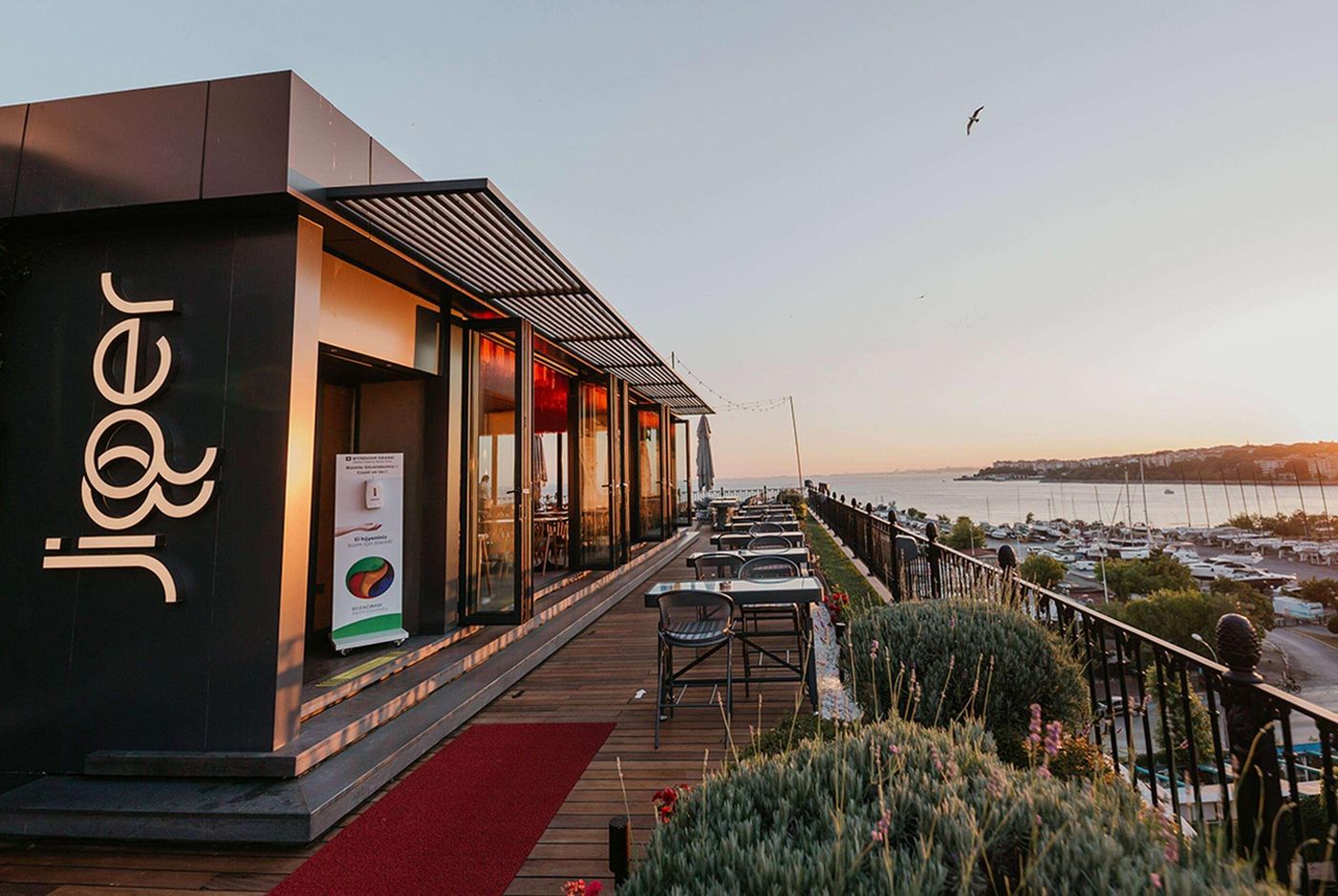 Wyndham-Grand-Istanbul-Kalamis-Marina-Hotel-Bar-11