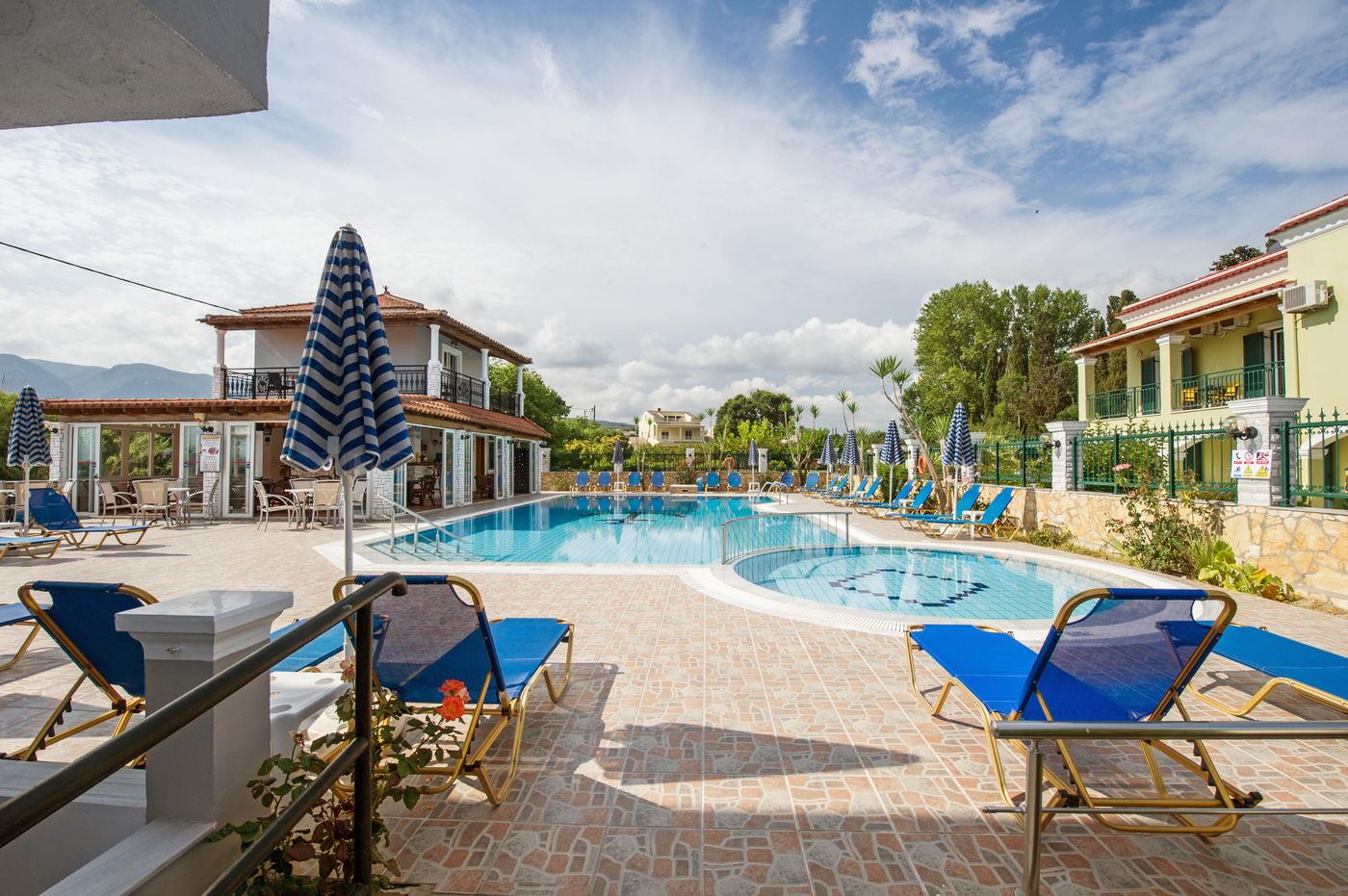 Makis Studios & Apartments