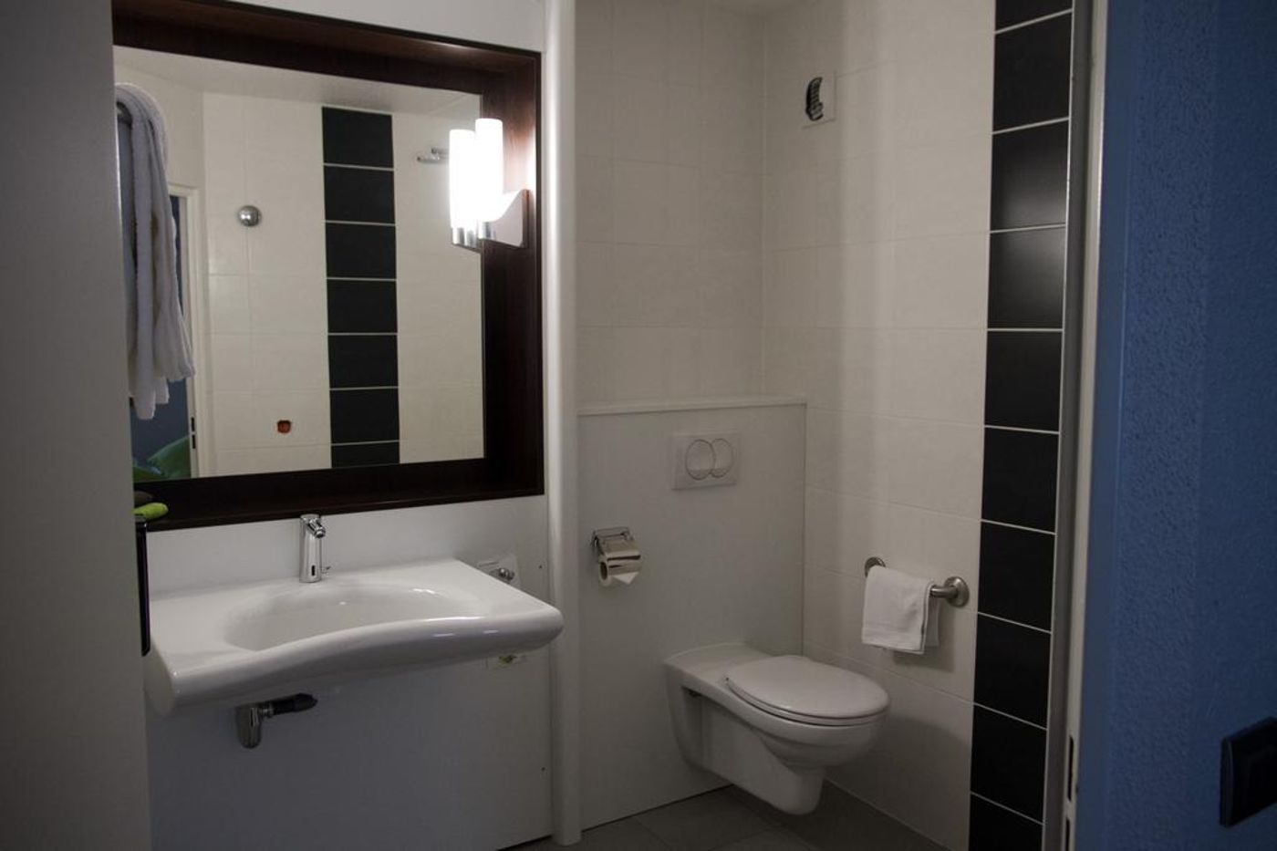 Mandarina-Hotel-Luxembourg-Airport-General-view-8