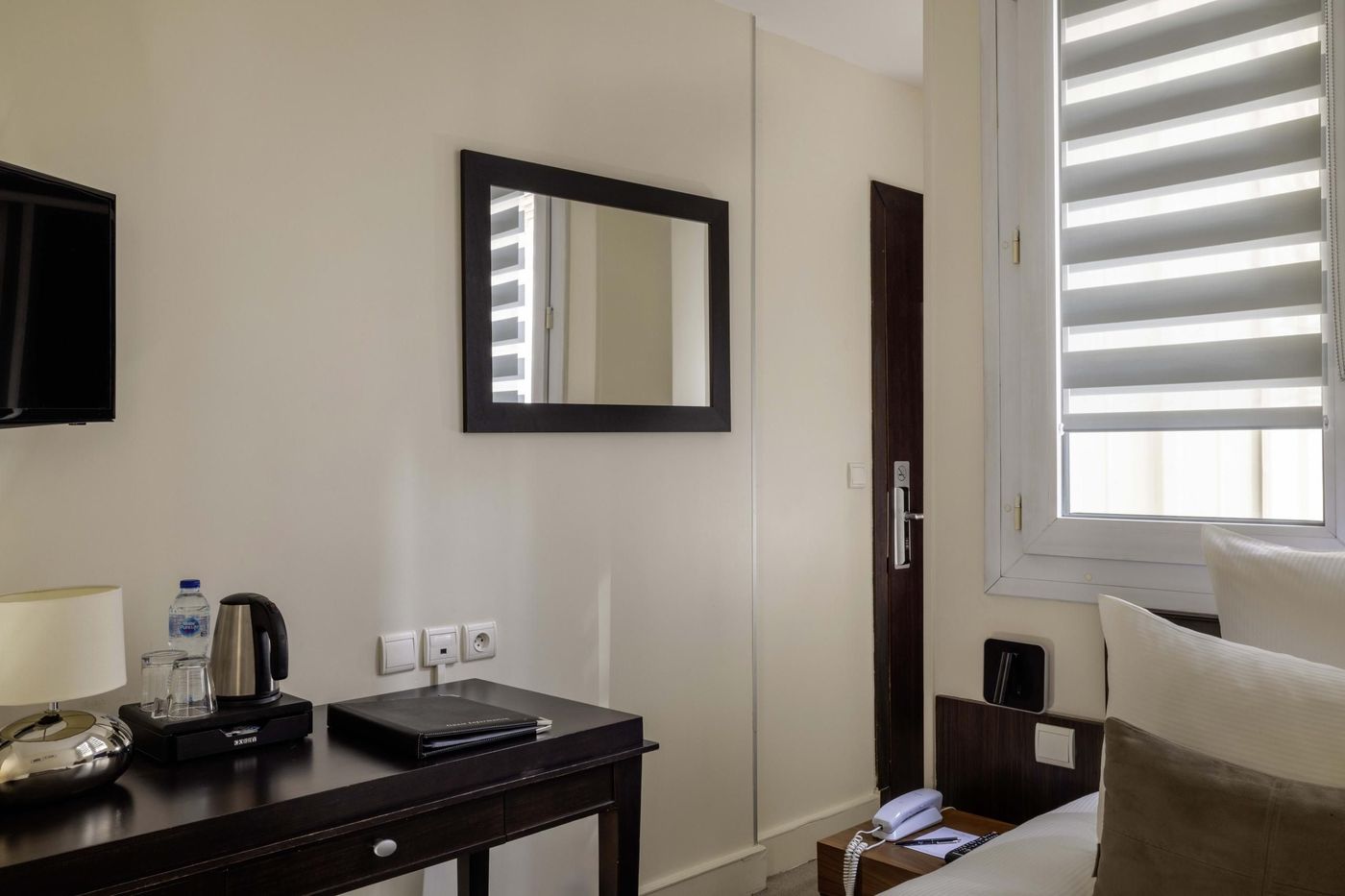 Hotel-Elysees-Bassano-Room-32