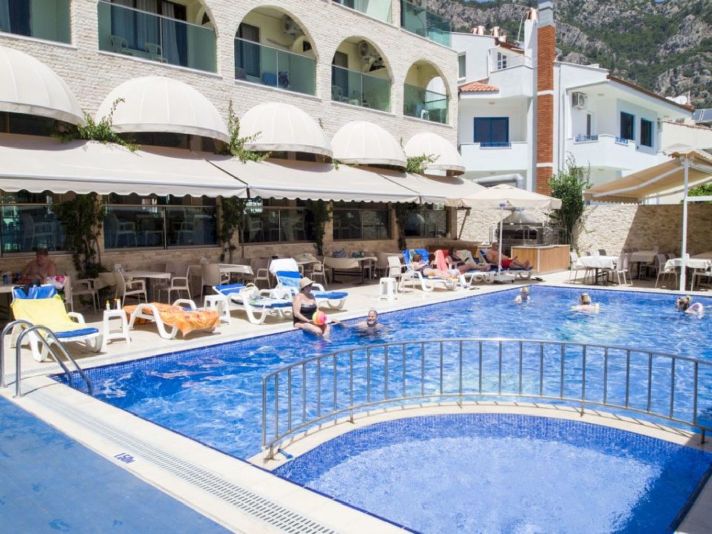 Oz-Can-Hotel---Family-Suites-Pool-2