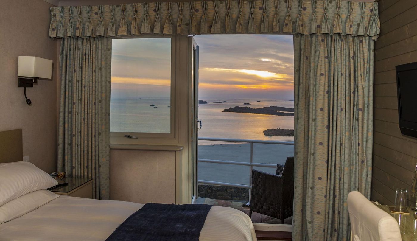 Cobo-Bay-Hotel-Room-16