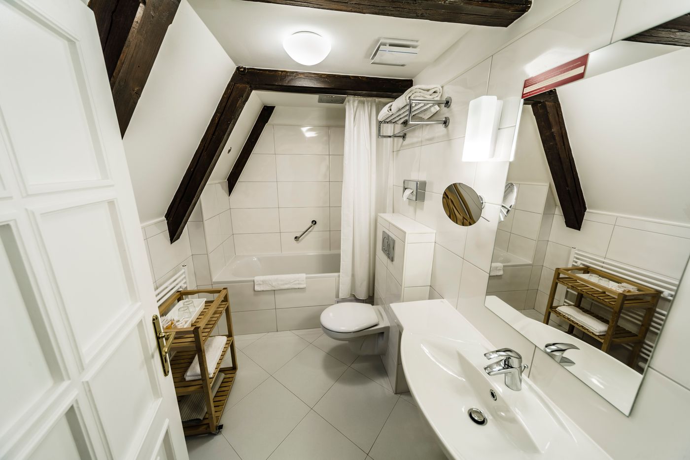 Archibald-at-the-Charles-Bridge-Room-32