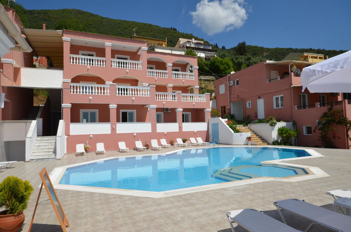 Paradiso-Aparthotel-Pool-4