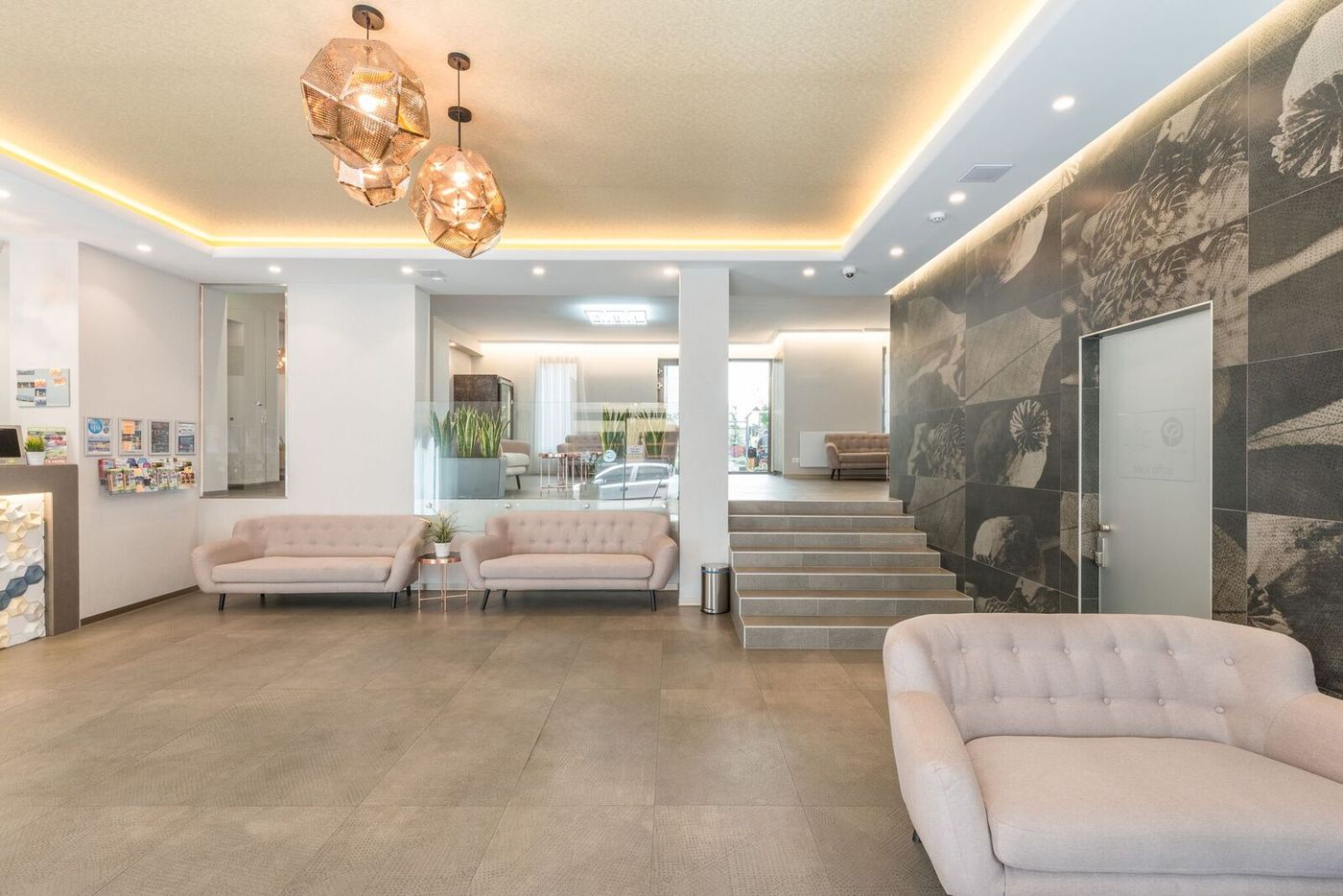 Corvin-Plaza-Apartments---Suites-Lobby-7