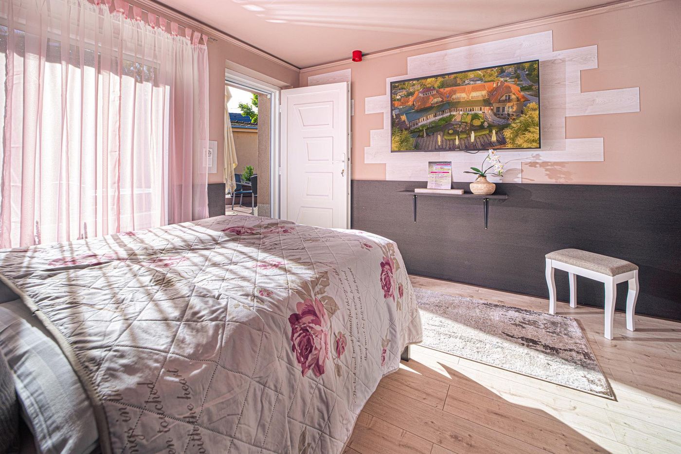 Martoni-Resort-Room-8