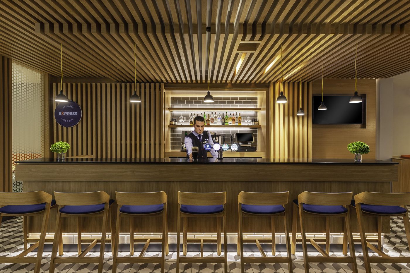 Holiday-Inn-Express-Hotel-Dublin-Airport-Bar-19