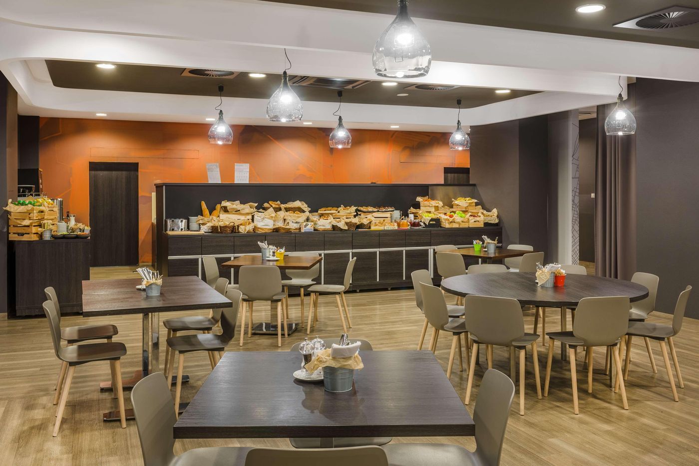 Park-Inn-by-Radisson-Budapest-Restaurant-12