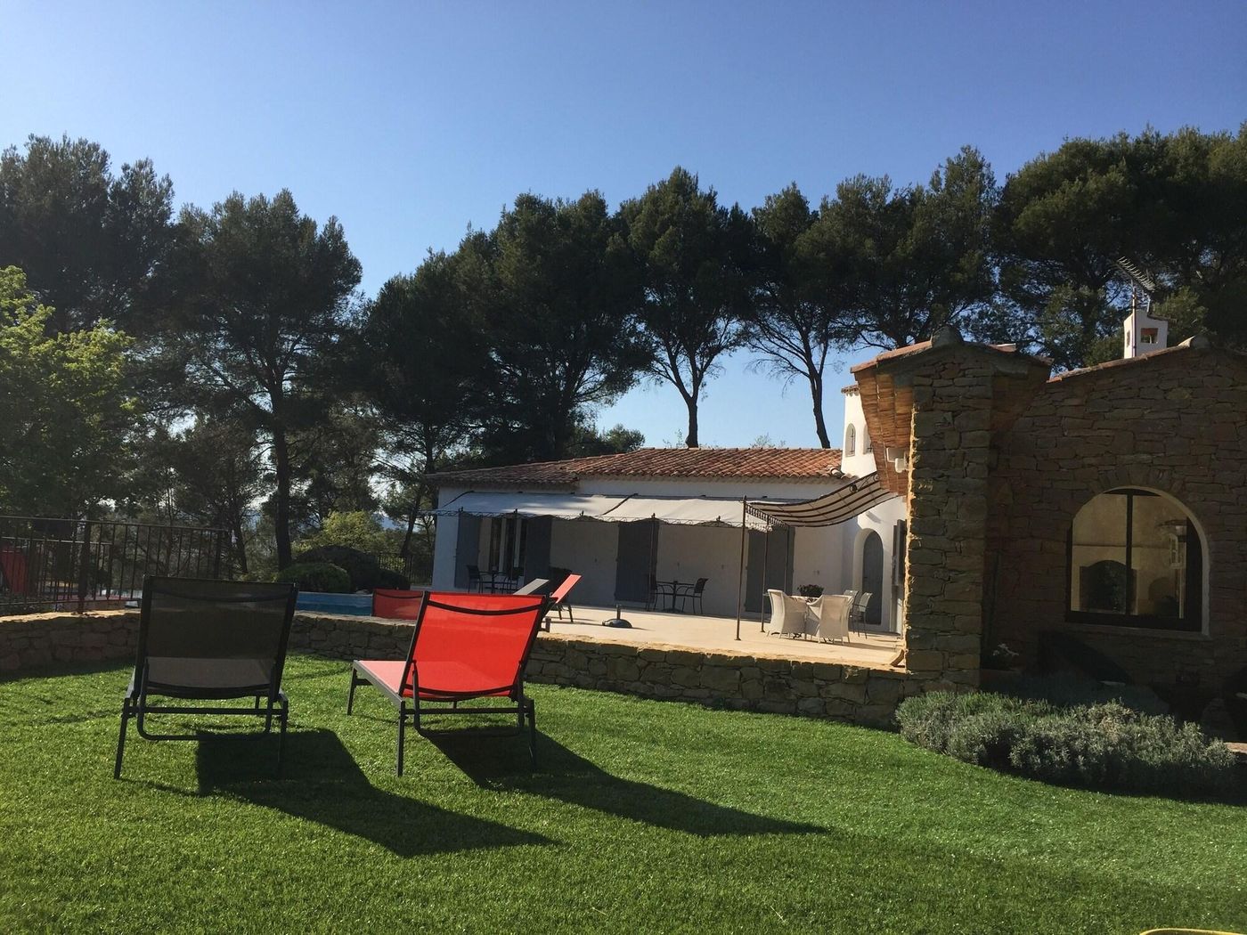 Une Pause En Provence-France-LE BEAUSSET-General view-6