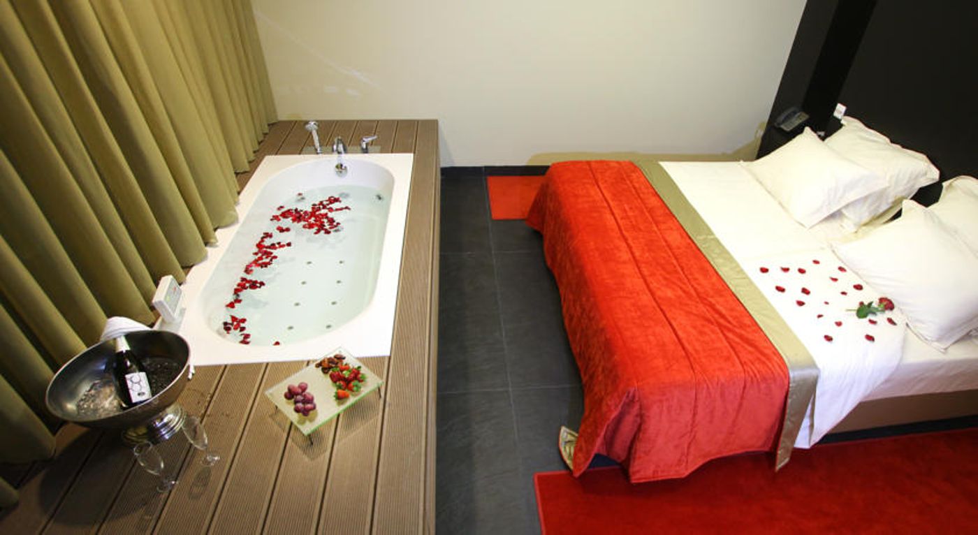 Fourviews Baia Hotel