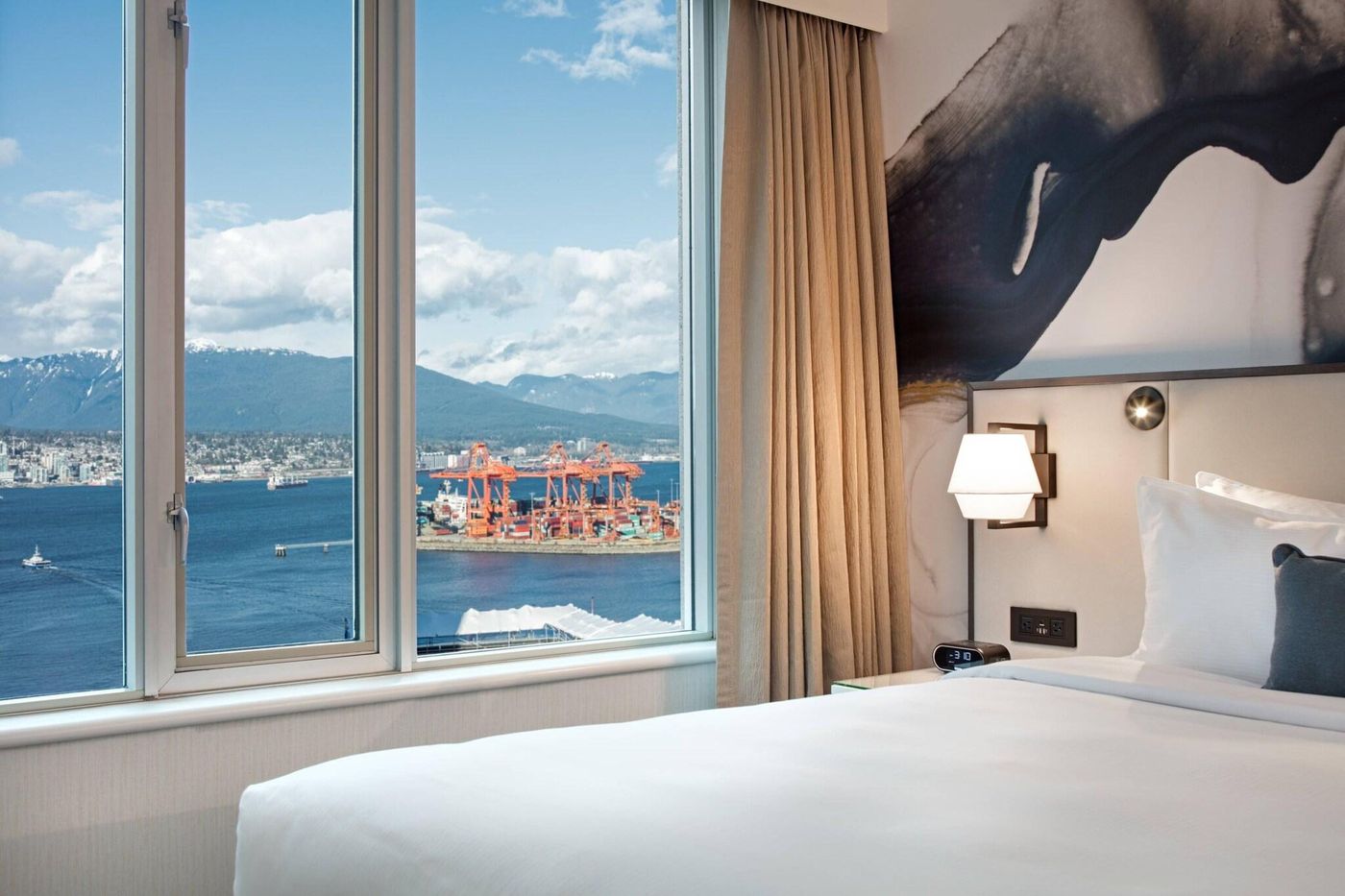Delta-Hotels-By-Marriott-Vancouver-Downtown-Suites-Room-31