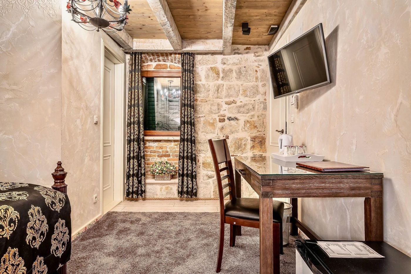 Historic-Plaza-Varos-Split-Room-28