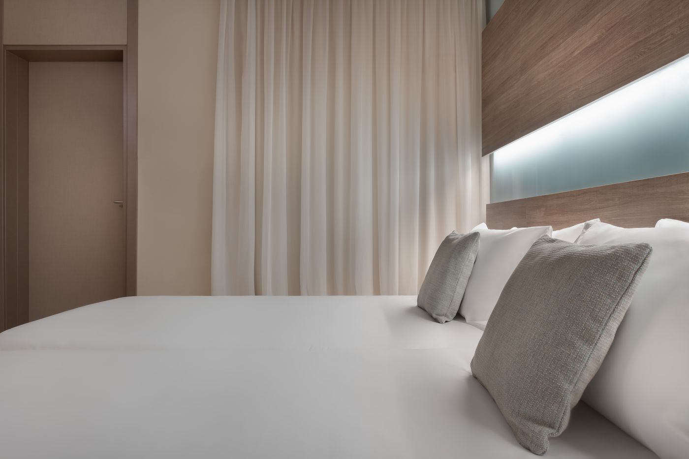 Hotel-115-The-Strand-Hotel-and-Suites-Room-26