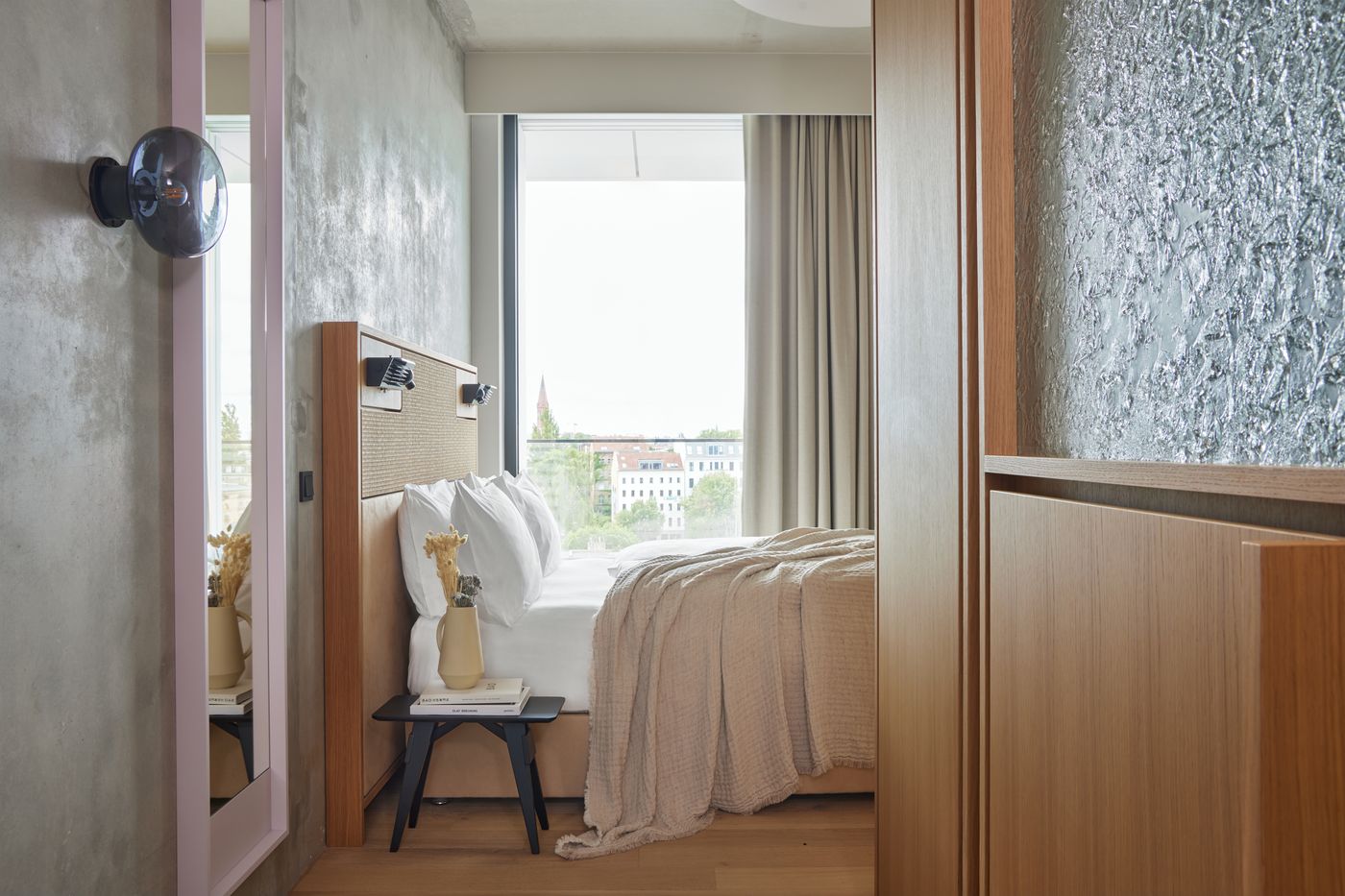 Locke-at-East-Side-Gallery--Friedrichshain-Room-28