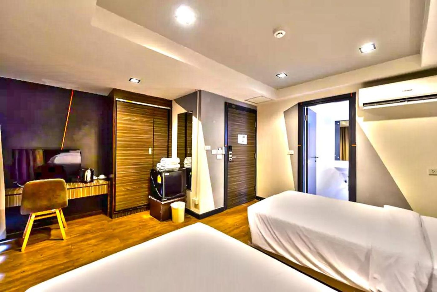 H2-Hotel-Room-7