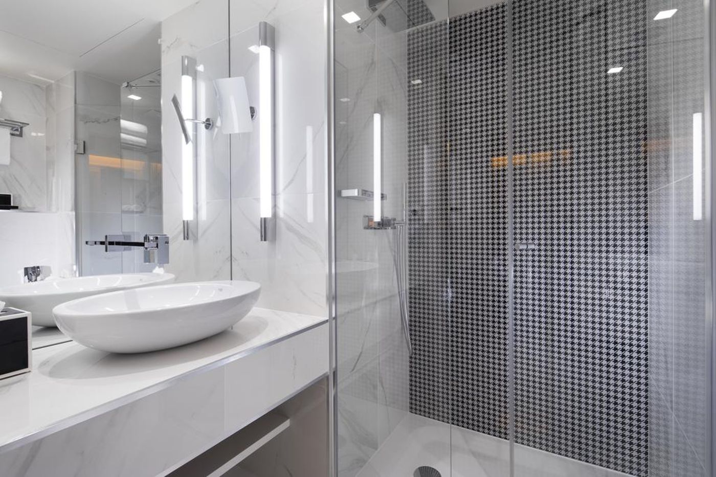 Hotel-Dress-Code-Room-17