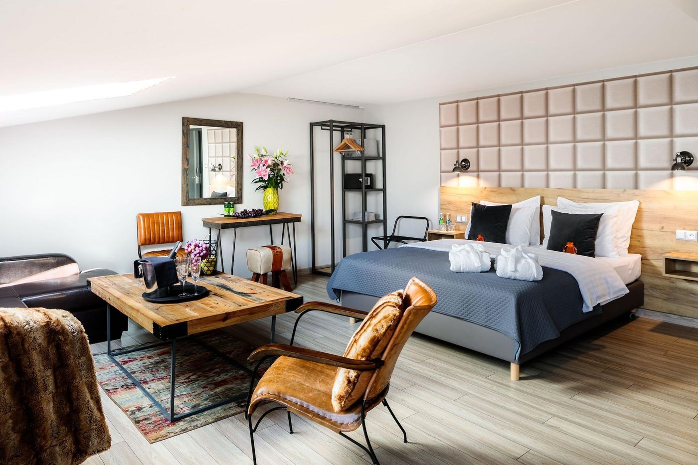 Art---Garden-Residence-Room-40