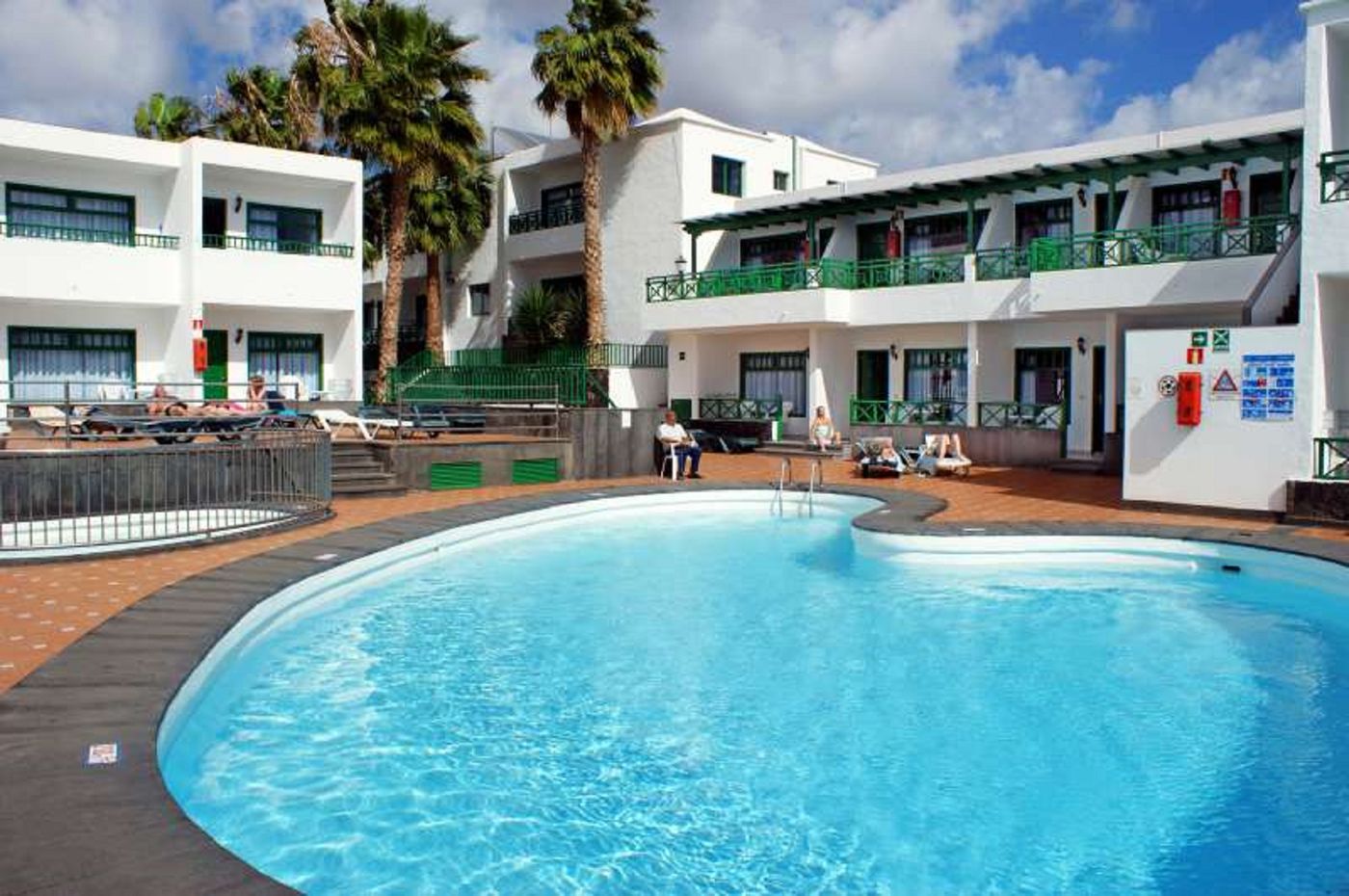 Elena-Apartamentos-Pool-8