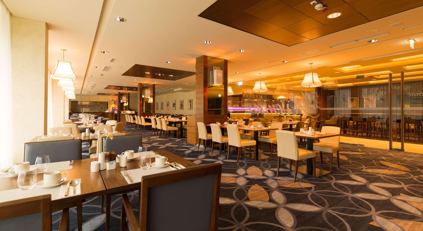 DoubleTree-by-Hilton-Krakow-Hotel---Convention-Cen-Restaurant-55