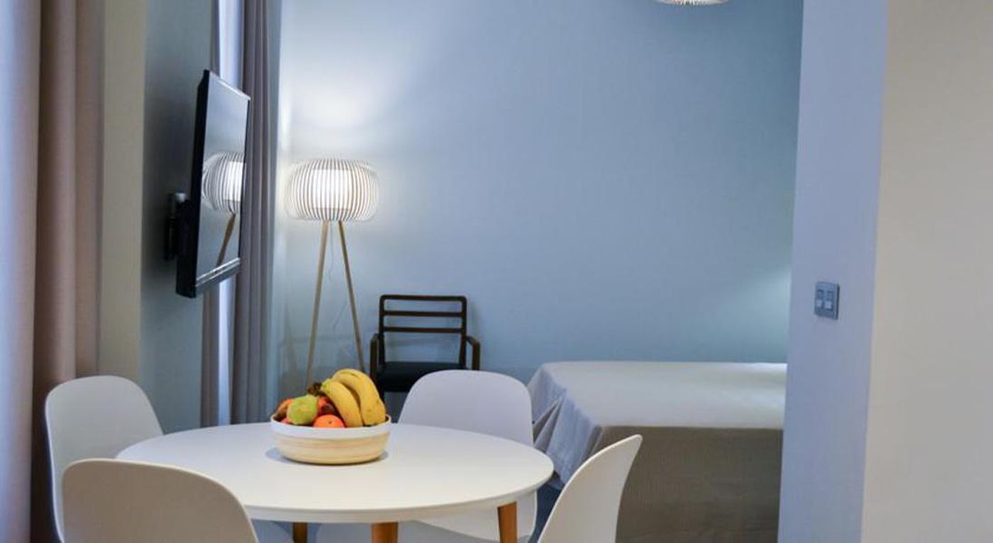 Debambu Larios-Spain-MALAGA-Room-5