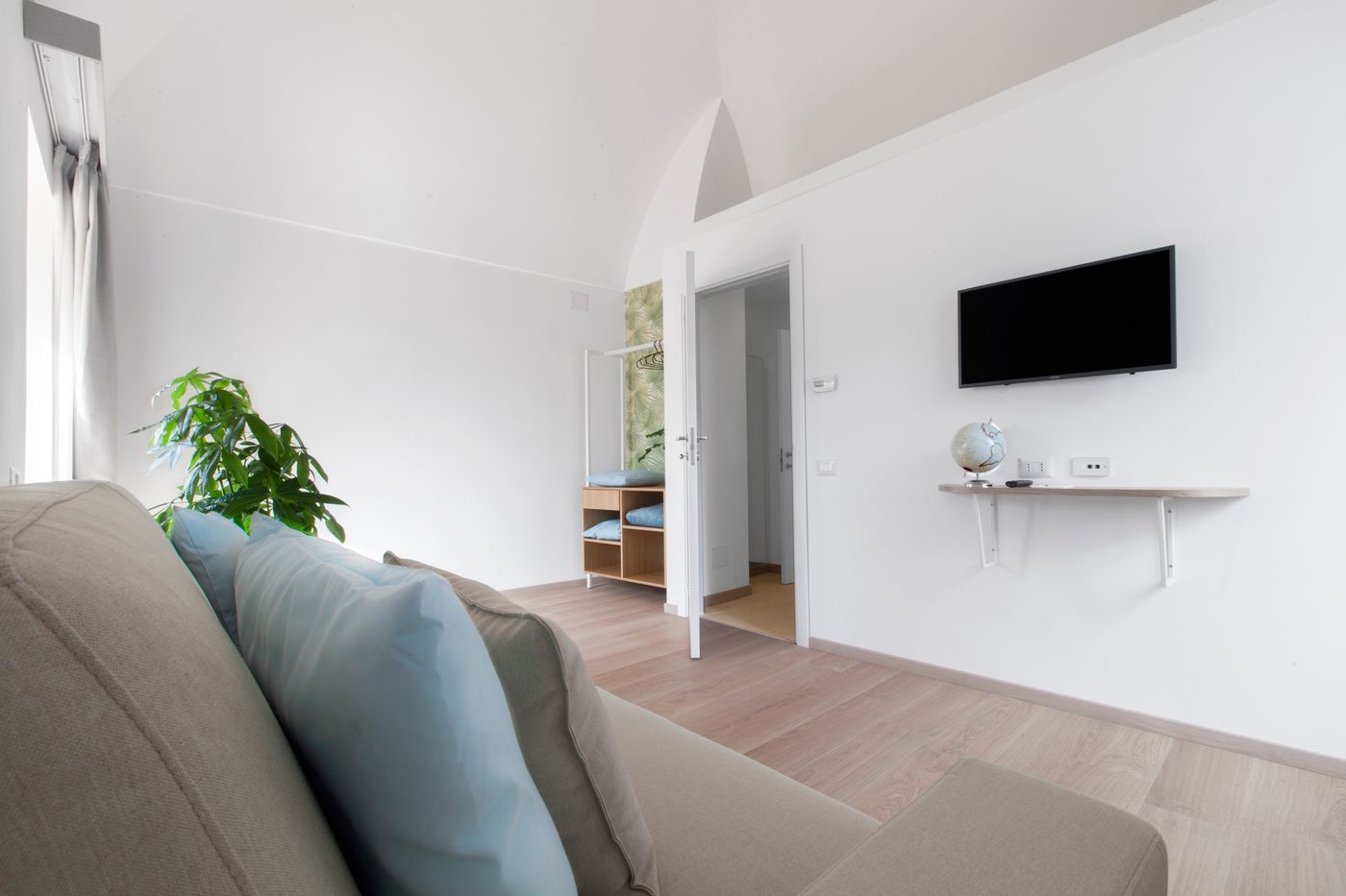 Unconventional-Sorrento-Coast-Room-26