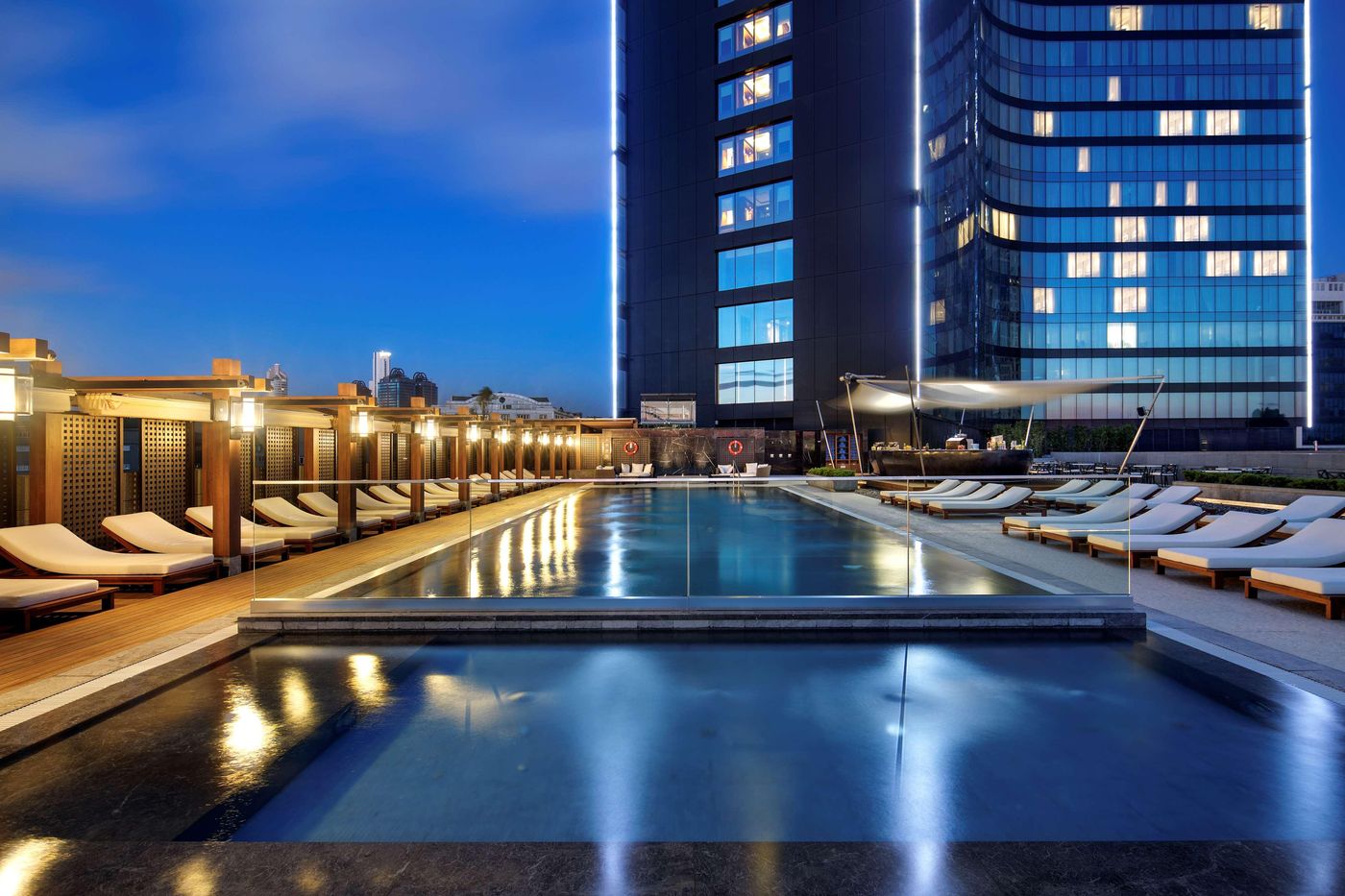 Hilton-Istanbul-Bomonti-Hotel---Conference-Centre-Pool-4