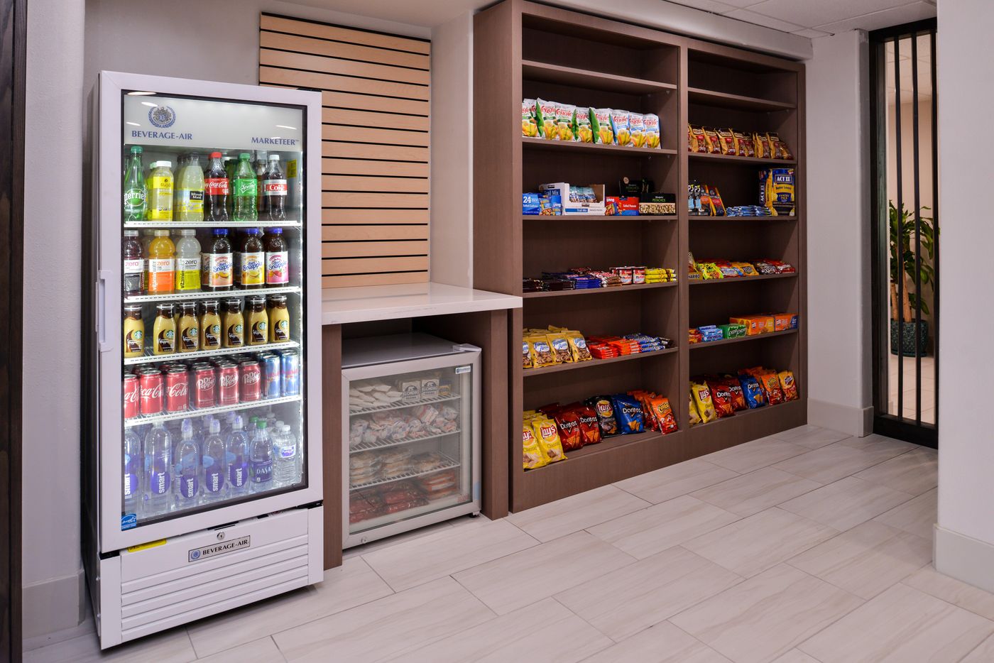 Holiday Inn Express & Suites Elgin-United States-Elgin-Lobby-9