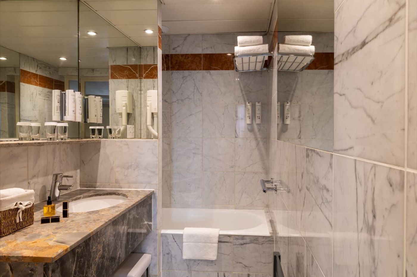 Hotel-Des-Deux-Continents-Room-30