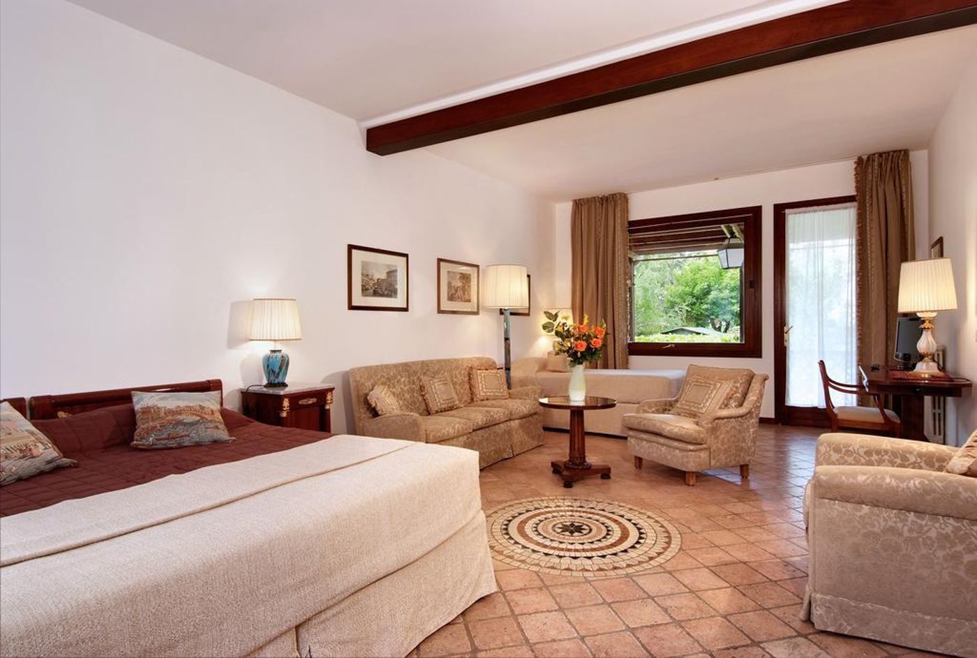 500-Bed---Breakfast-General-view-1