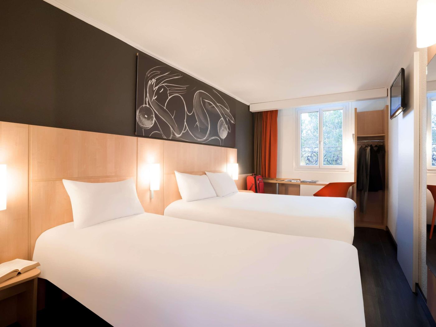 Ibis-Paris-Maine-Montparnasse-14th-Hotel-Room-3