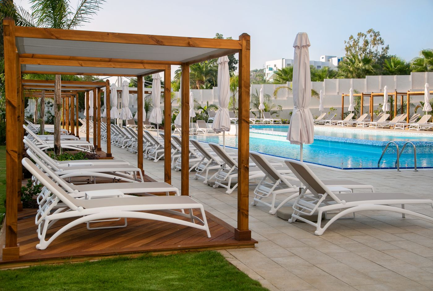Vangelis-Hotel---Suites-Pool-5