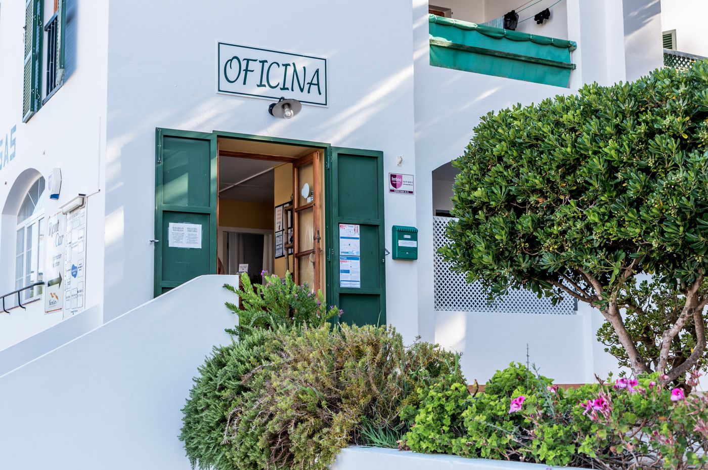 Las-Brisas-I---II-Lobby-30