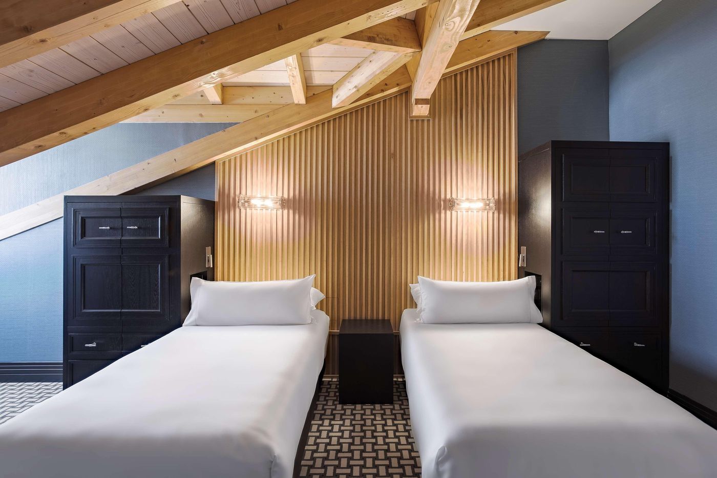 Room-Mate-Alba-Room-26