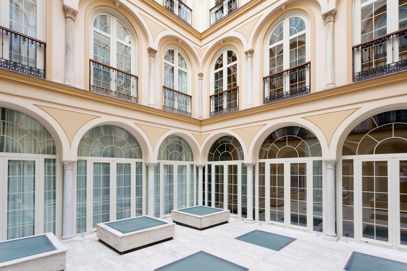 Petite-Palace-Plaza-Hotel-Terrace-40