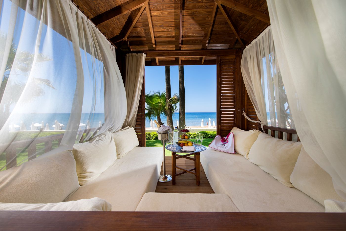 Acanthus Cennet Barut Collection