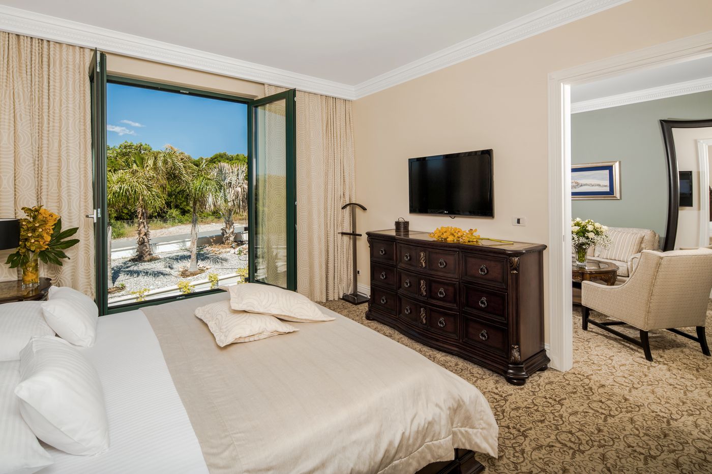 Royal-Princess-Room-10