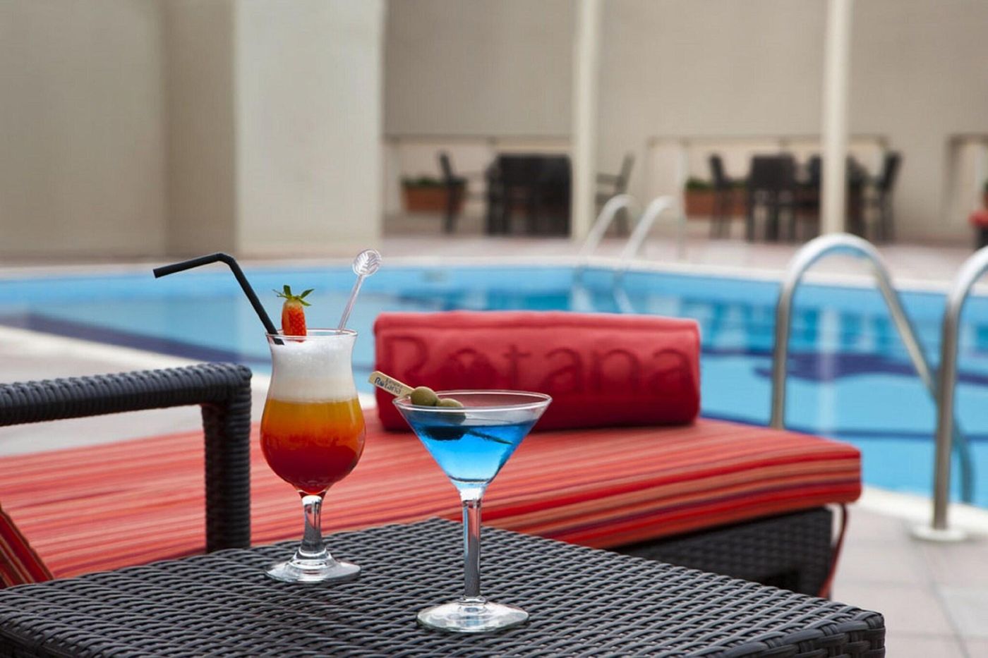 Jumeira-Rotana-Pool-5
