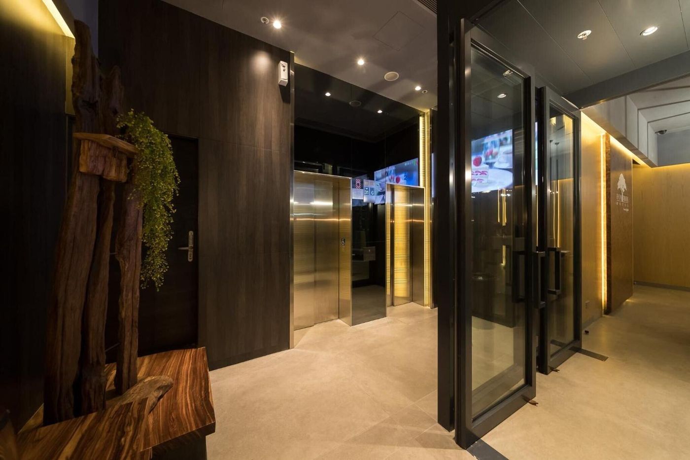 Eco-Tree-Hotel-Causeway-Bay-Lobby-5