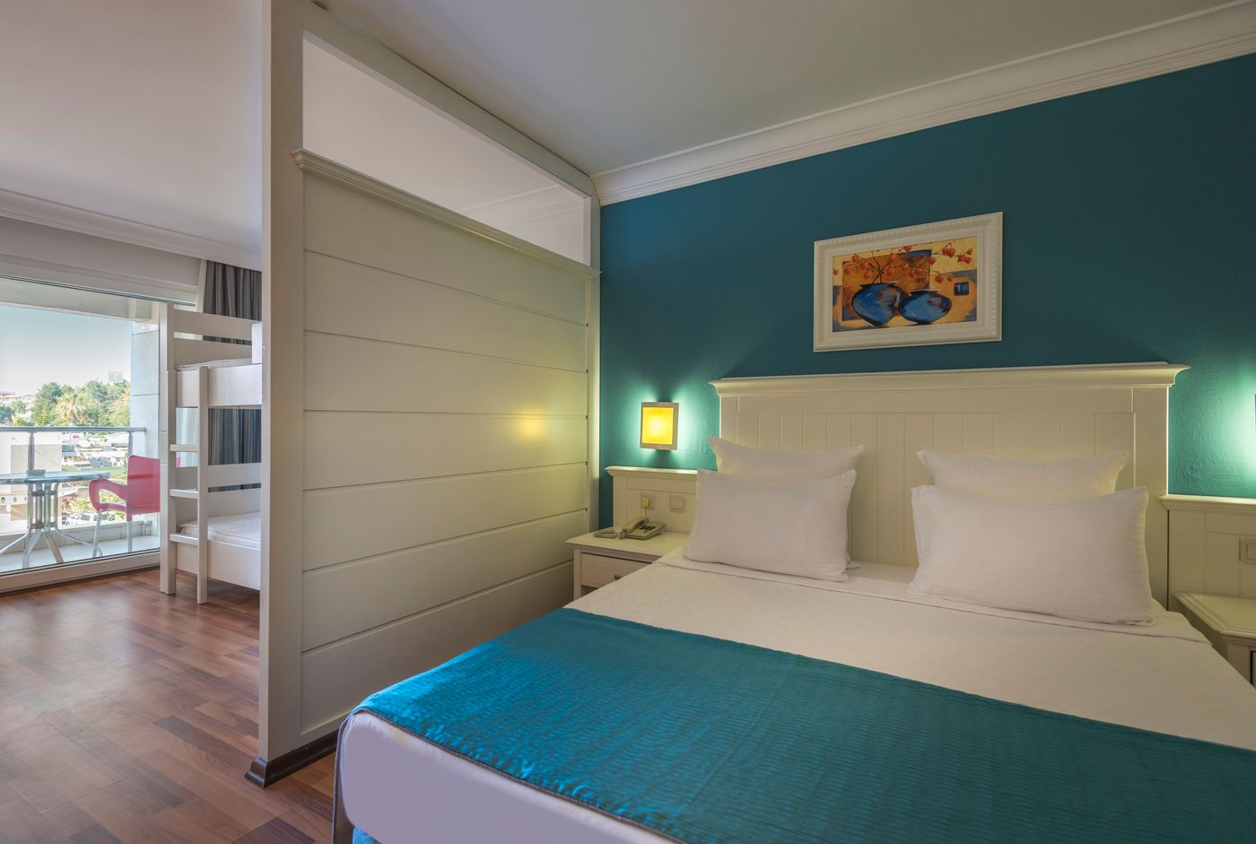 14 Family Room Lv.jpg