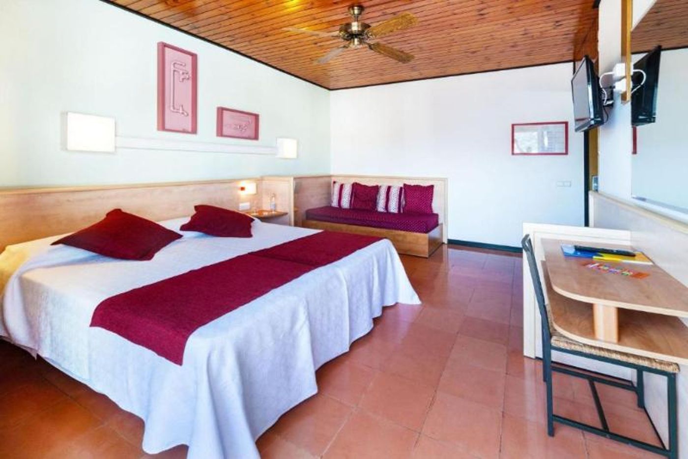 Xaine Park - Double or Twin Bed Room